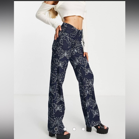 Jaded London low-rise boyfriend fit denim jeans in embossed butterfly size W25 - Picture 2 of 9